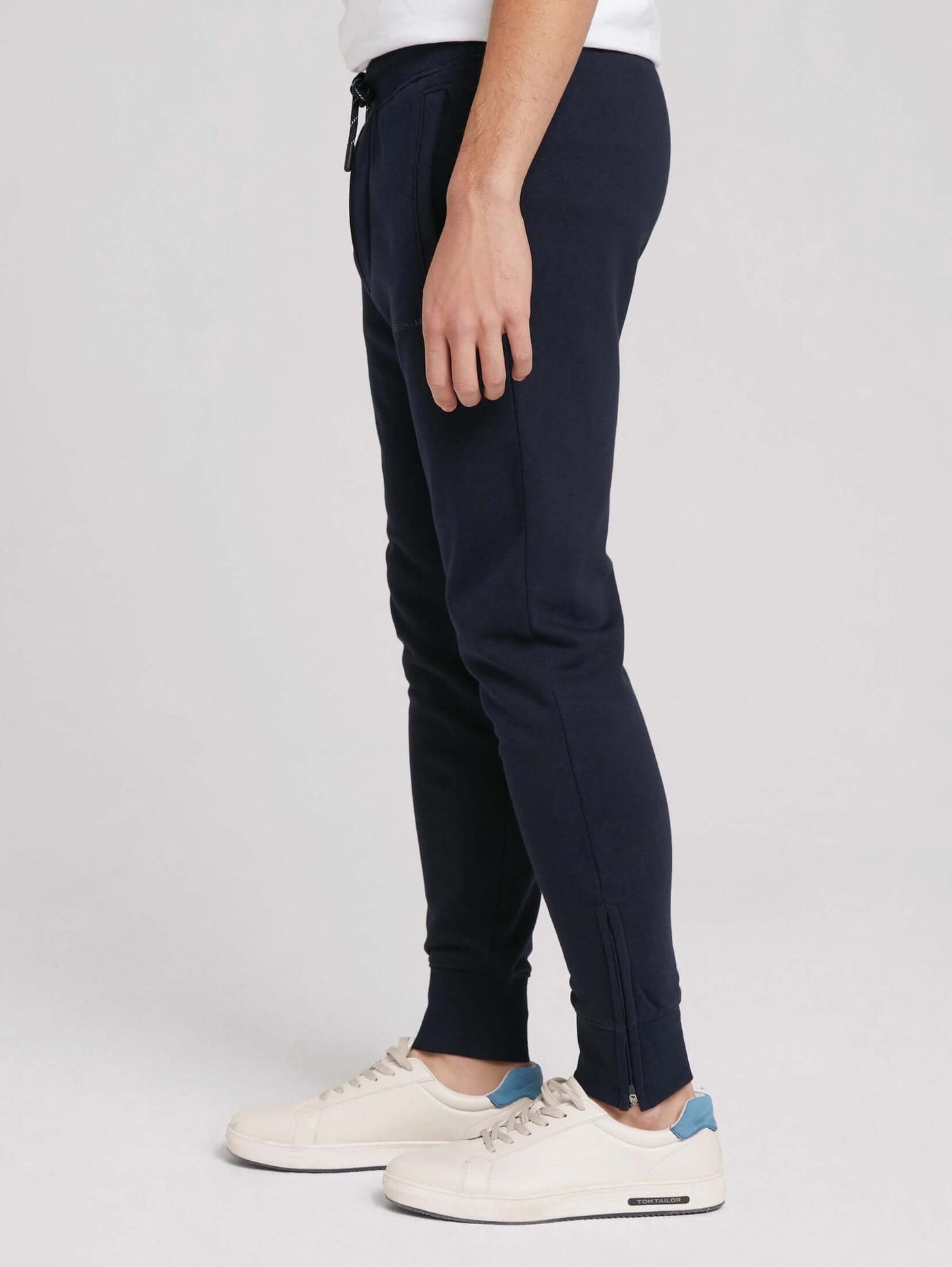 MBRC@TOMTAILOR - MEN BLUE SWEATPANTS - LEG VIEW