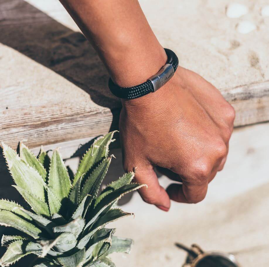 MBRC ATLANTIC BOTTLE BRACELET "BACKWASH BLACK" ON THE WRIST