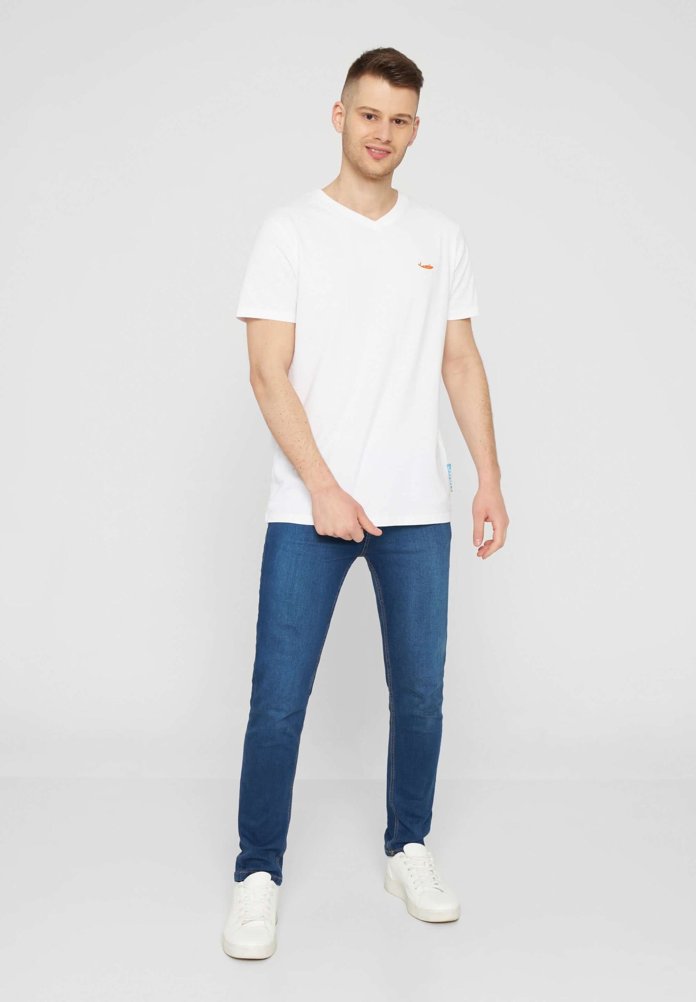 MBRC MEN SUSTAINABLE WHITE T-SHIRT "ORANGE LOGO" - FULL-BODY VIEW