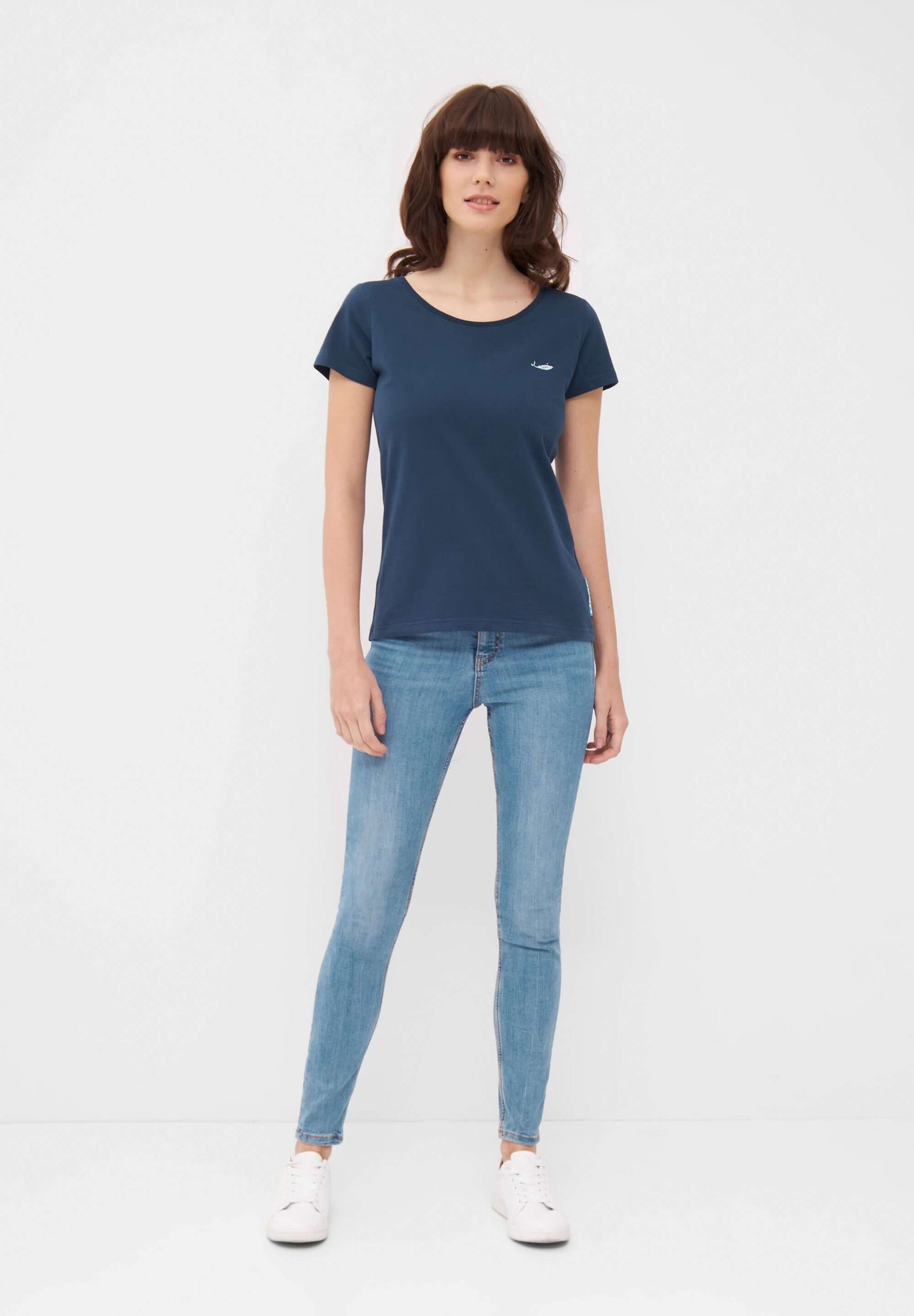 MBRC WOMEN SUSTAINABLE BLUE ROUND NECK T-SHIRT "WHITE LOGO" - FULL-BODY VIEW