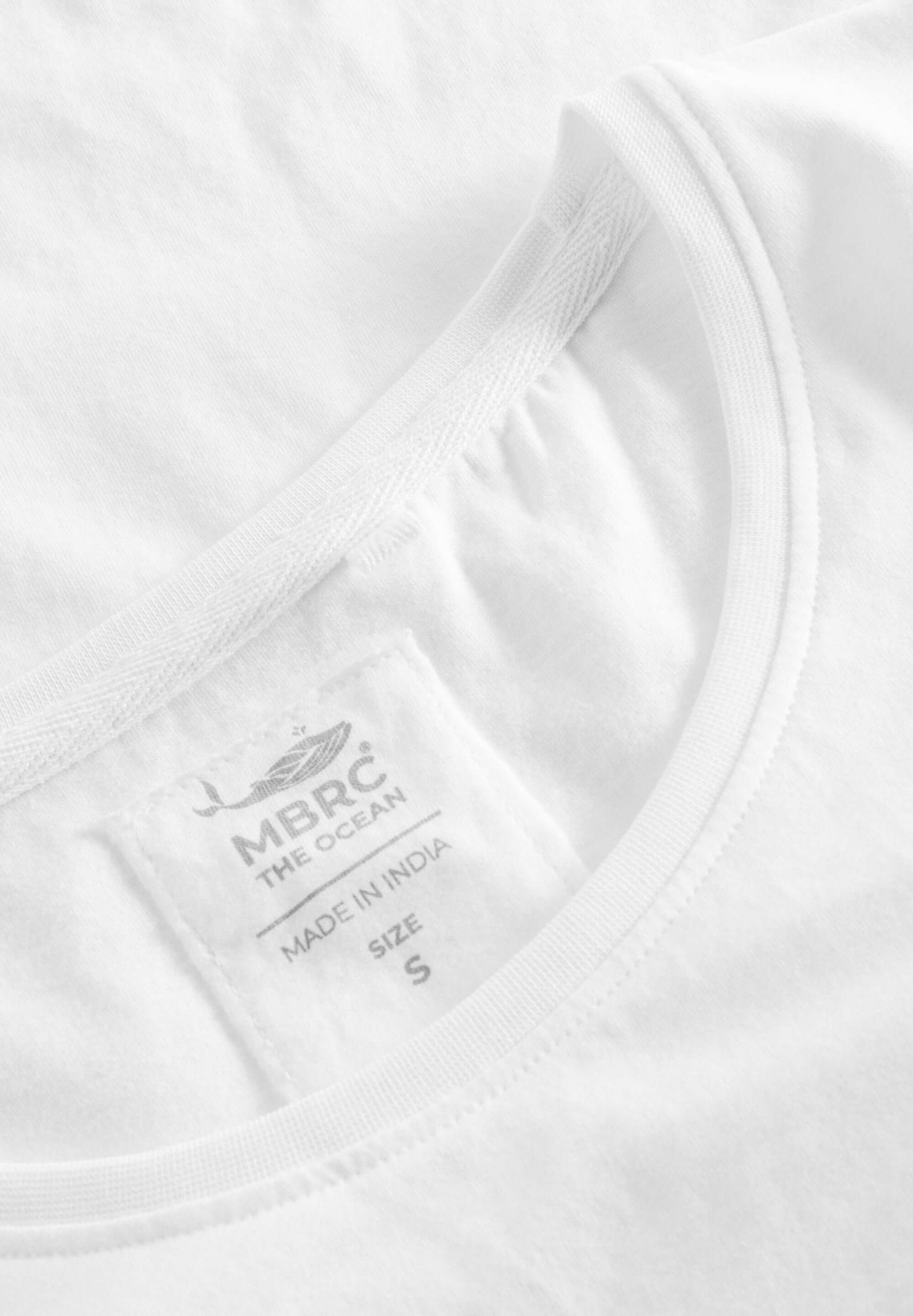 MBRC WOMEN SUSTAINABLE WHITE T-SHIRT "DARK BLUE LOGO" - COLLAR VIEW