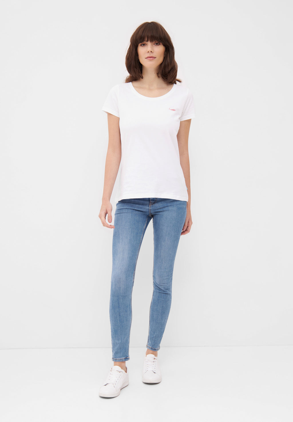 MBRC WOMEN WHITE T-SHIRT "ORANGE LOGO" - FULL-BODY VIEW