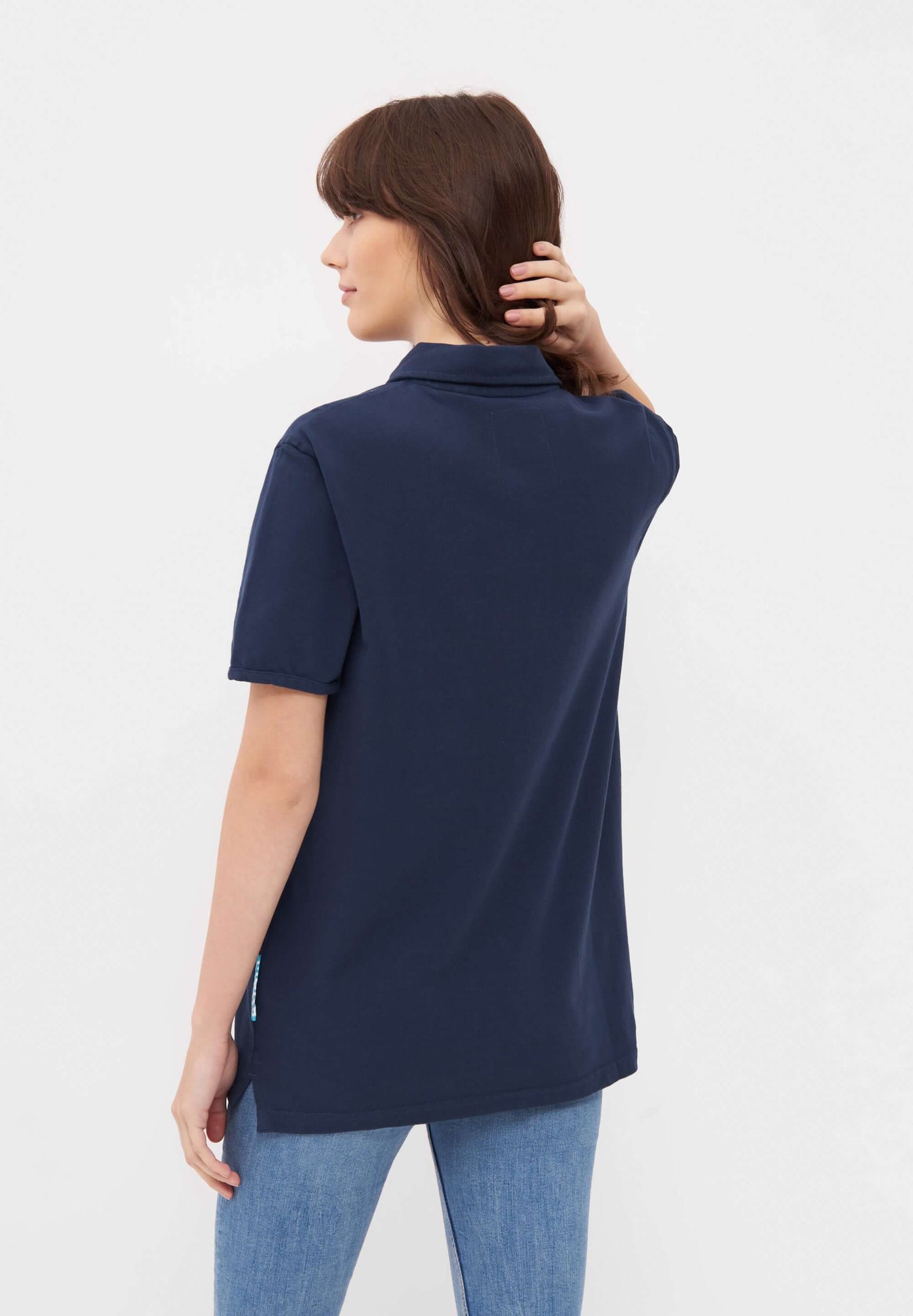 MBRC UNISEX SUSTAINABLE BLUE OCEAN POLO "DARK BLUE LOGO" - BACK VIEW WOMAN