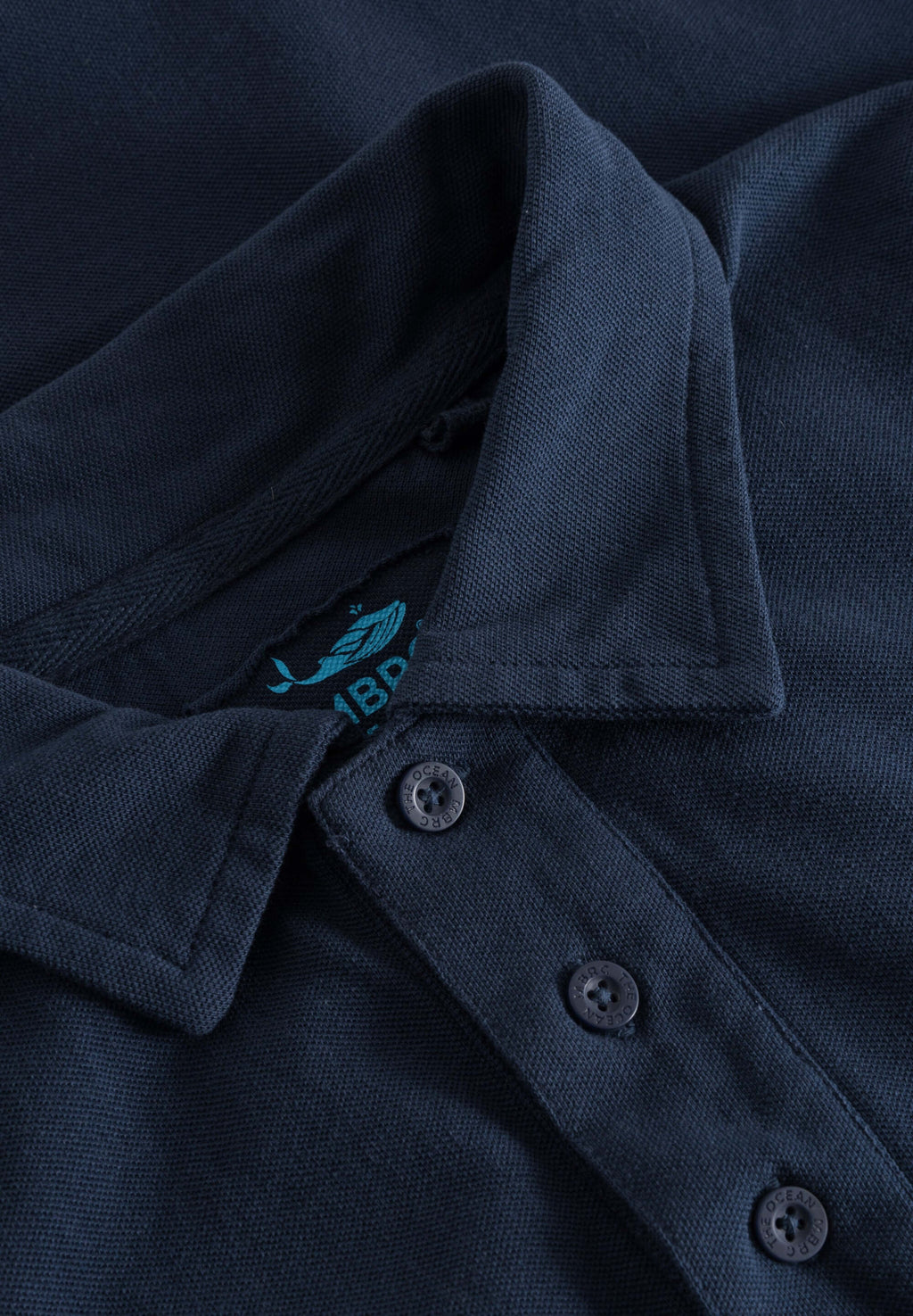 MBRC UNISEX BLUE OCEAN POLO "WHITE LOGO" - COLLAR VIEW