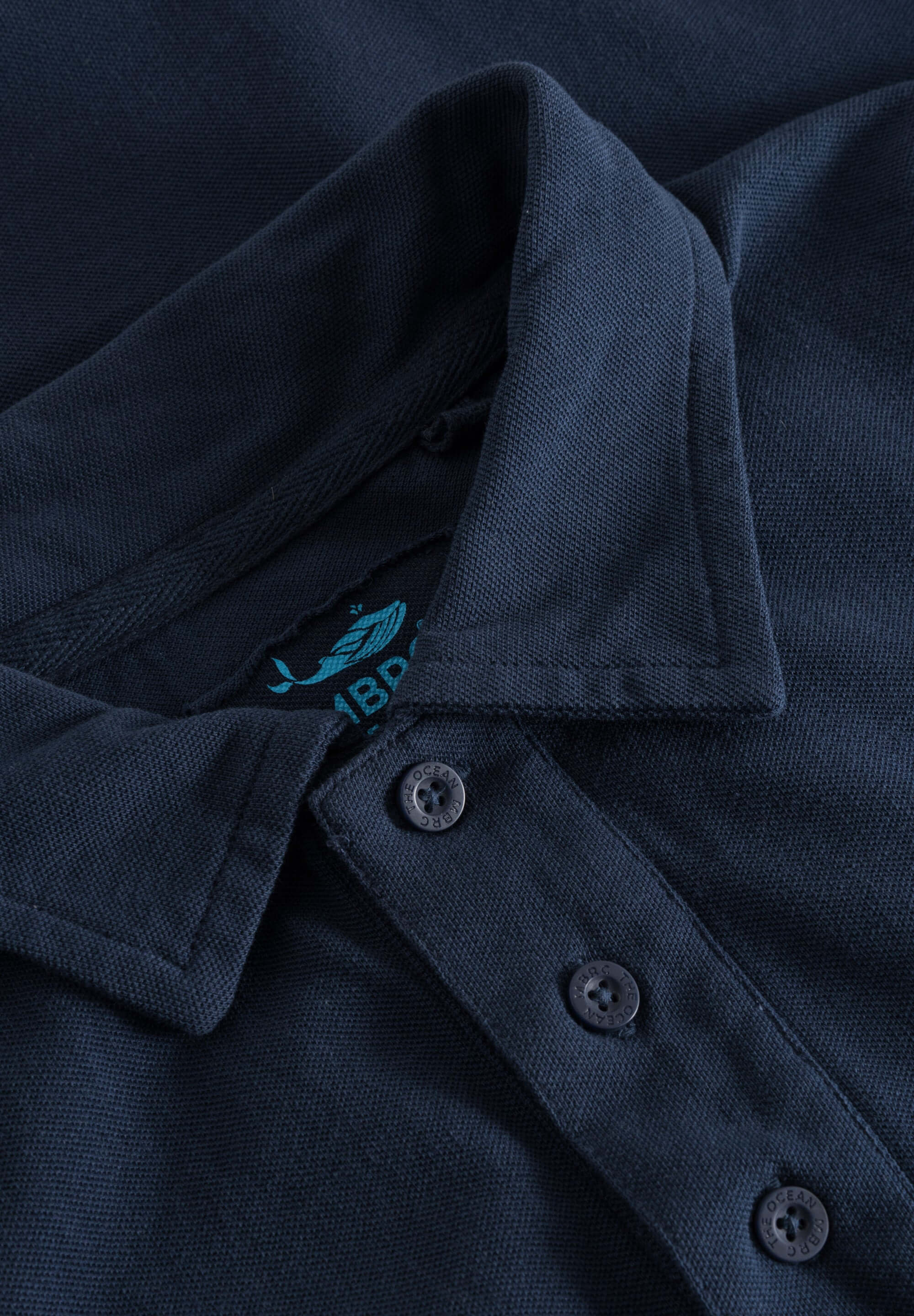 MBRC UNISEX BLUE OCEAN POLO "WHITE LOGO" - COLLAR VIEW